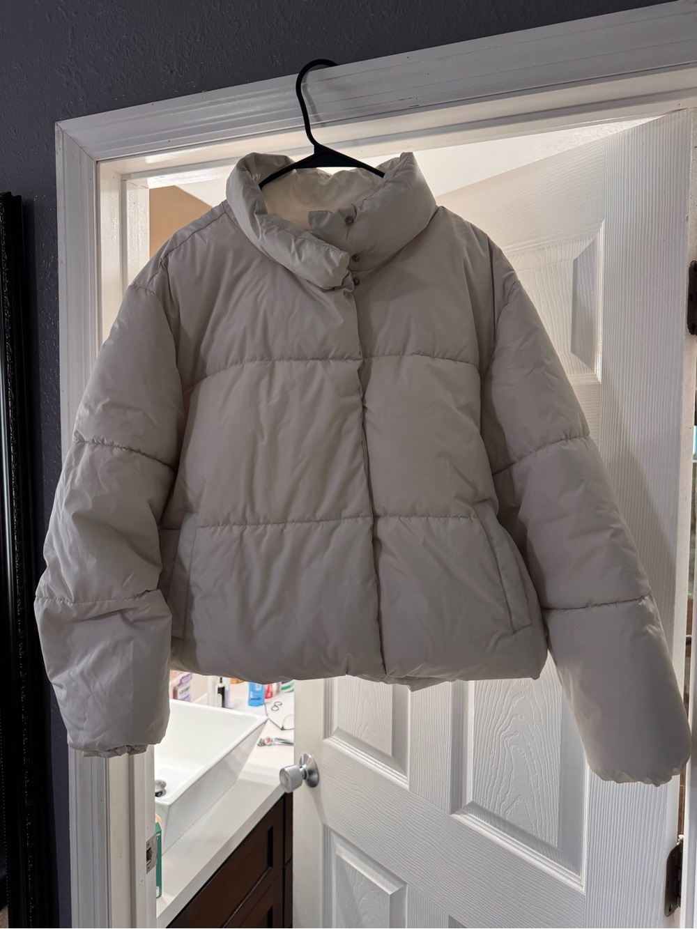 Old Navy Cropped Puffer Jacket in Light Beige
